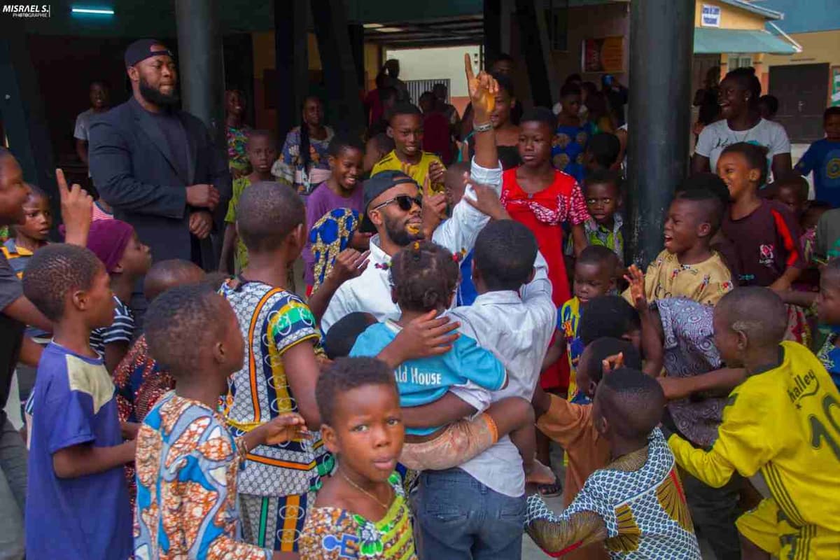 FInAB 2023: après son spectacle, Kerozen fait des dons à deux orphelinats au Bénin