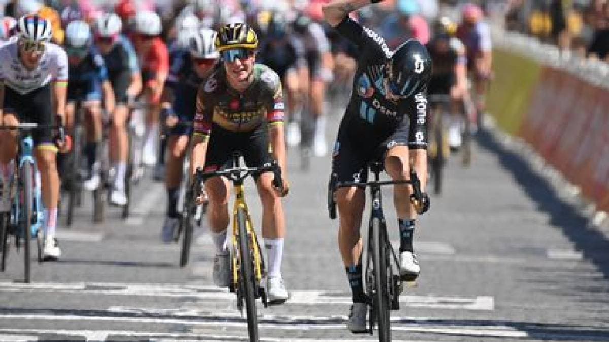 Tour de France femmes: une coureuse évacuée à l’hôpital après une chute inquiétante