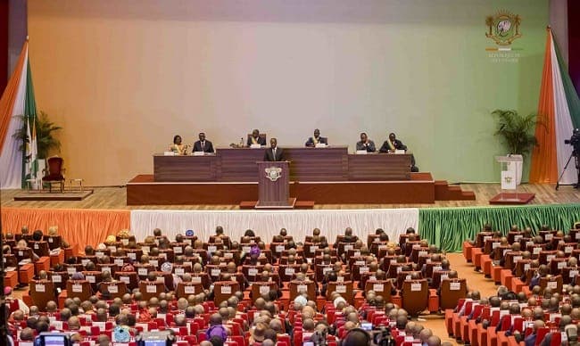 Révision de la constitution ivoirienne : le projet de loi « prise en considération » par le parlement