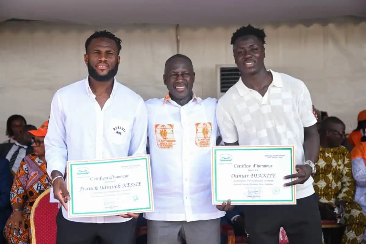 CAN 2023Â : Franck Kessié et Oumar Diakité décorés par Adama Bictogo à Yopougon