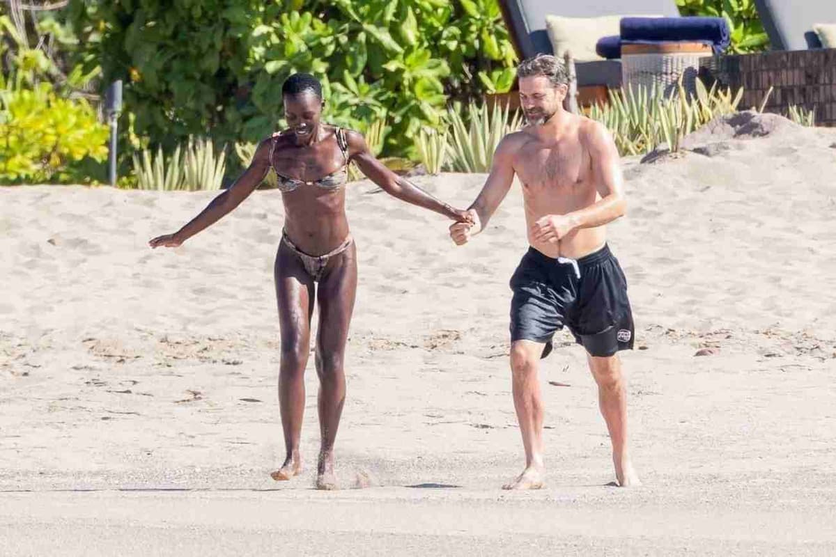 Passionné baiser de Joshua Jackson et Lupita Nyong’o sur une plage mexicaine