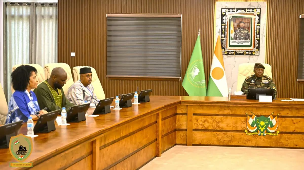 Niger: le général Tiani lance des fleurs à Kemi Seba et Nathalie Yamb