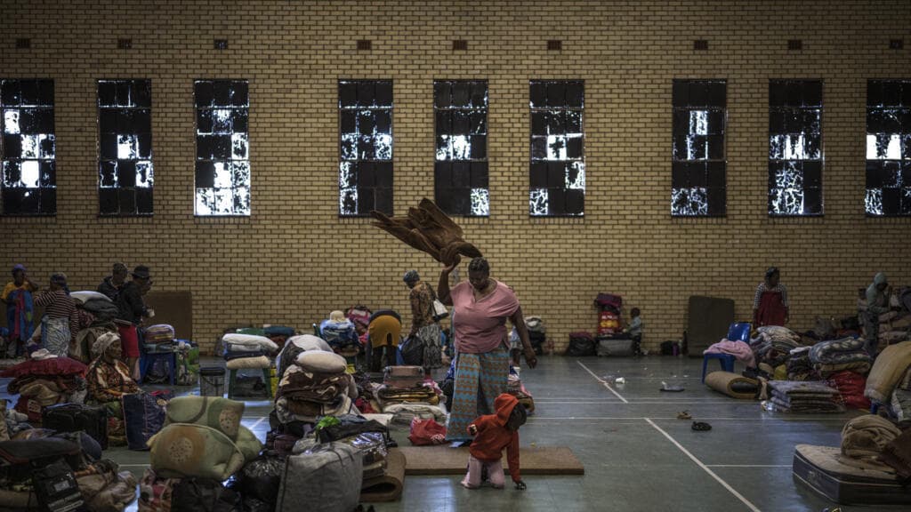 Afrique du Sud : des mineurs clandestins intimident des habitants de bidonvilles proches d’anciennes mines