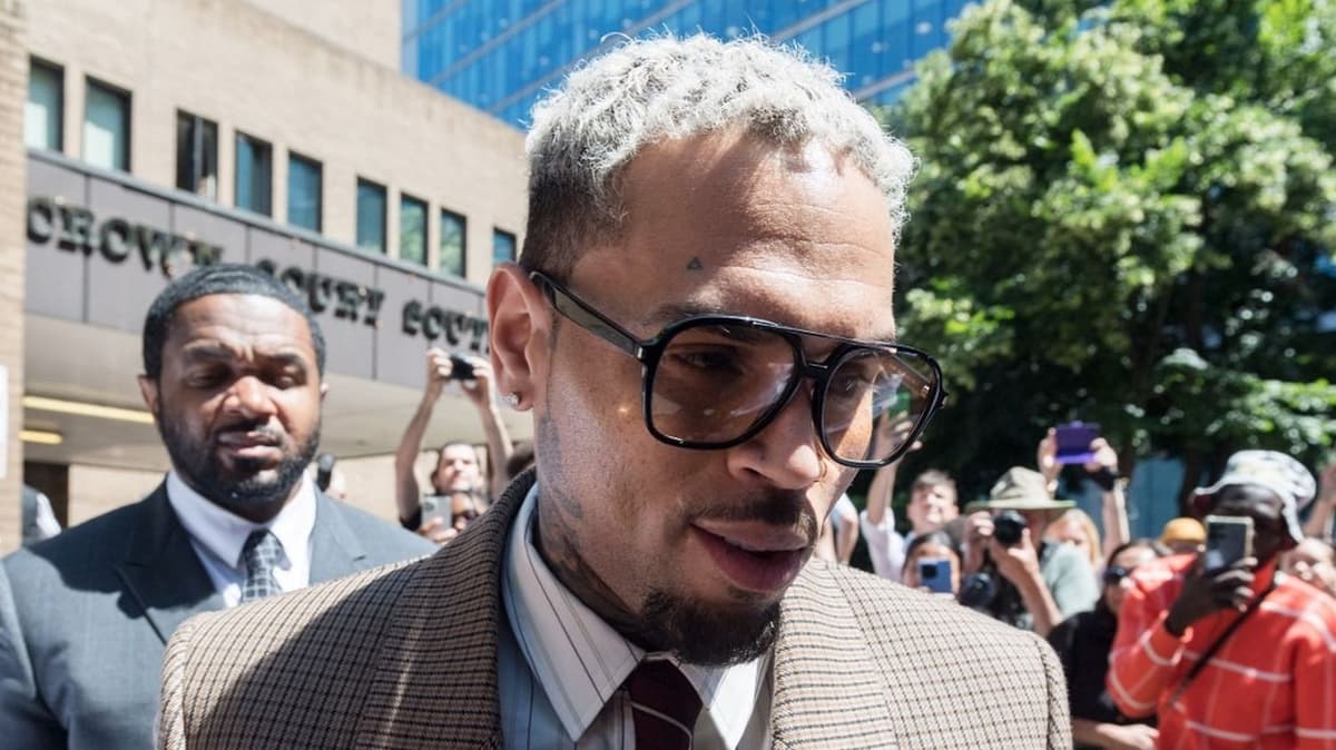 Chris Brown plaide non coupable dans une affaire d’agression contre un producteur