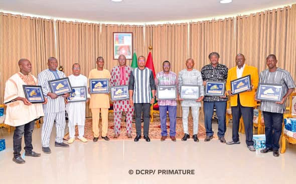 Primature : le Premier ministre félicite les agents admis à la retraite