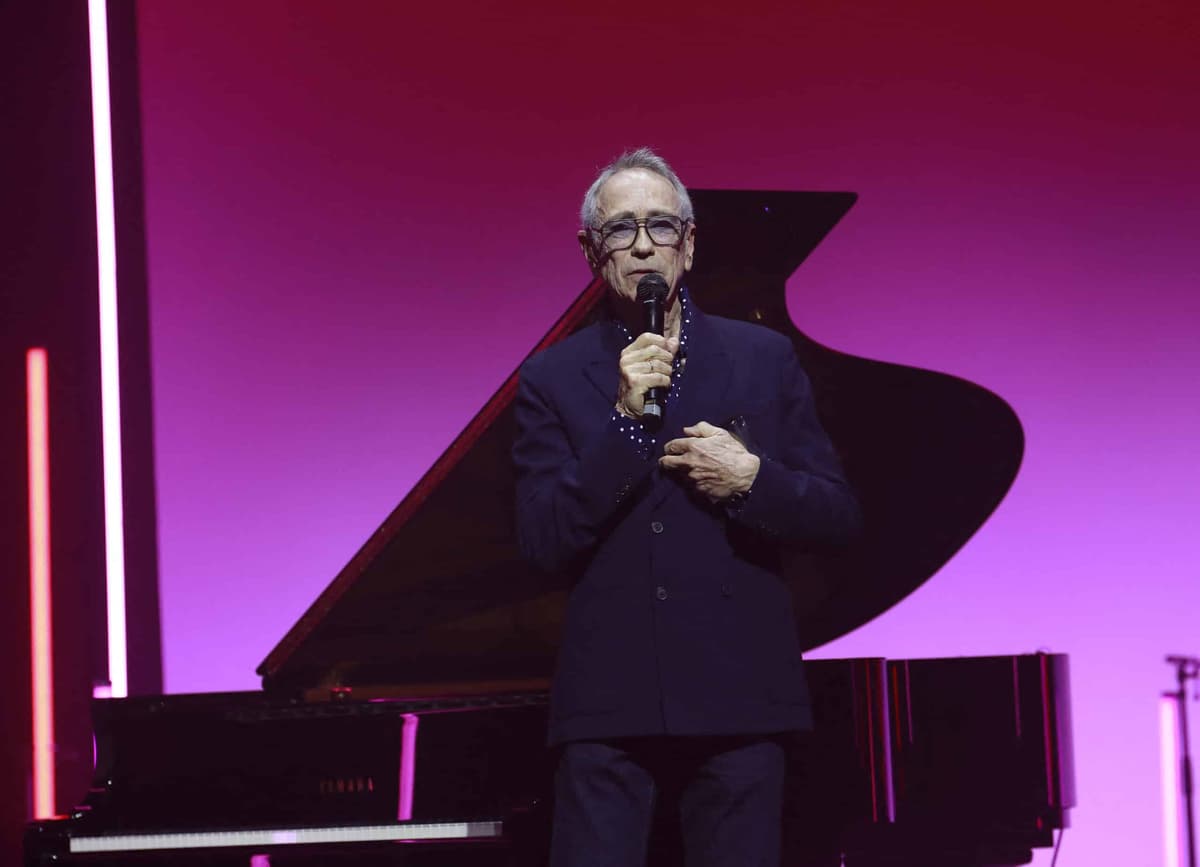 Alain Chamfort chute lors de sa deuxième participation aux Enfoirés « on a eu très peur »