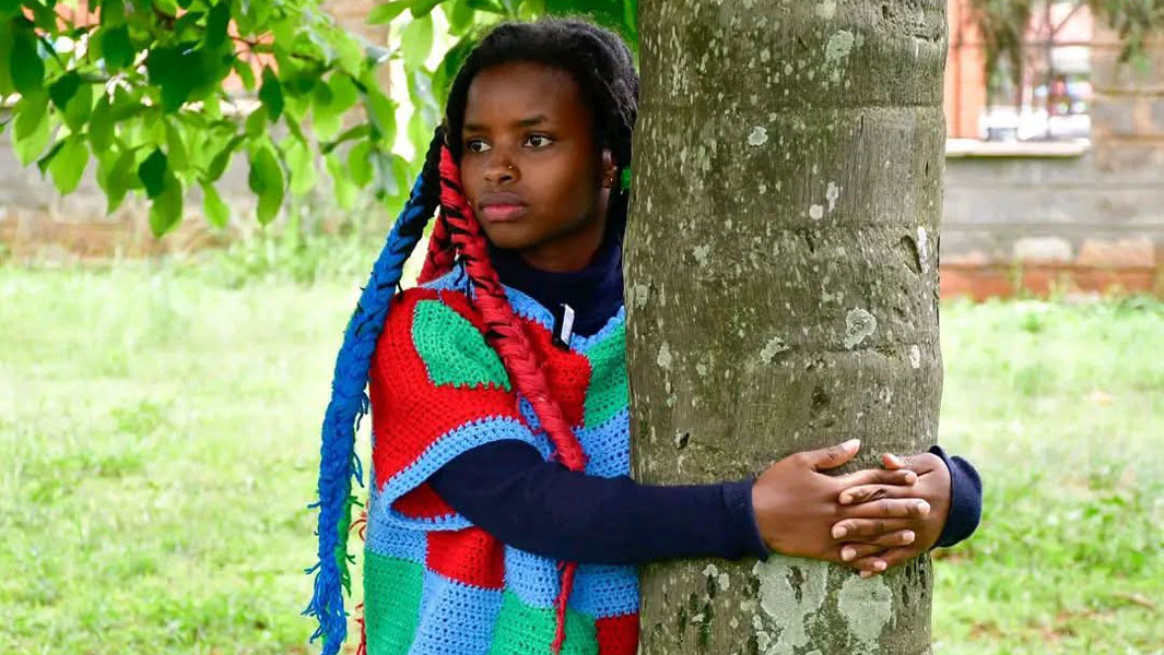 Une femme bat le record du monde en enlaçant un arbre pendant 72 heures