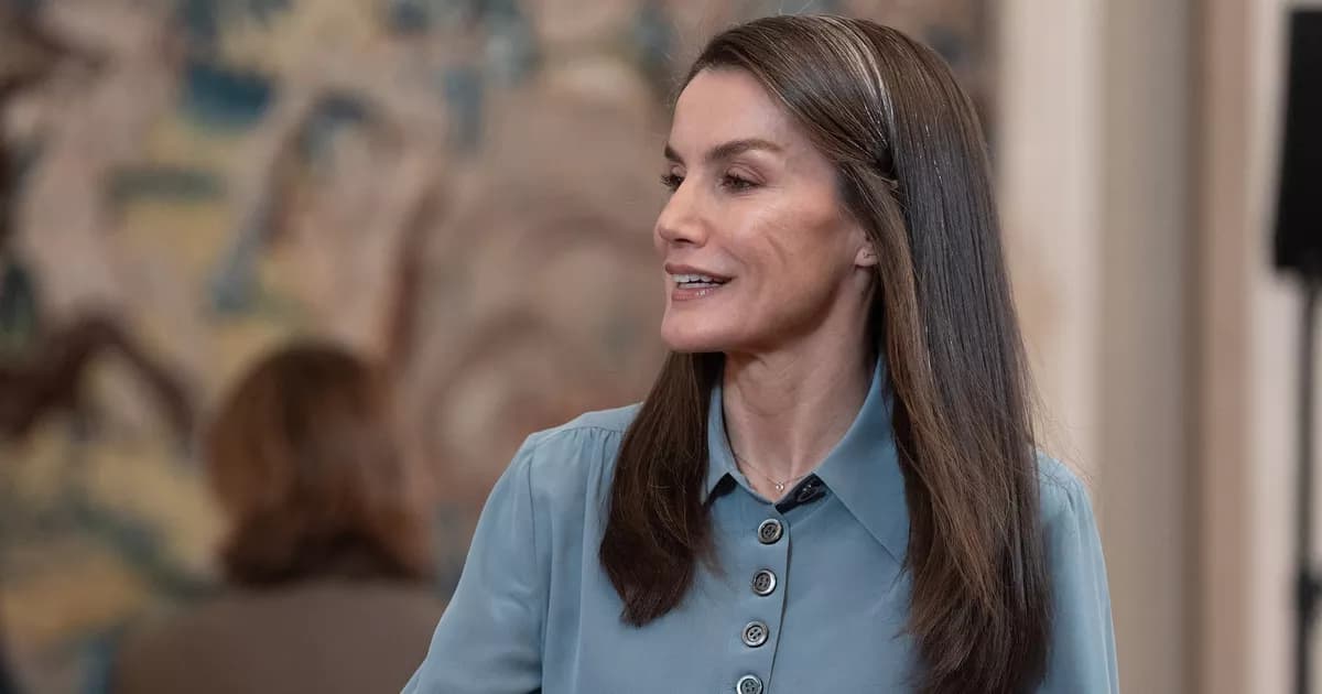 Letizia d’Espagne offre deux bises et une accolade lors d’une audience au palais de la Zarzuela