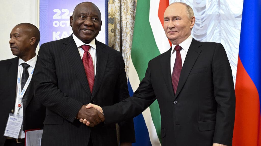 Afrique du Sud : entretien Ramaphosa-Poutine sur l’enrôlement de ressortissants sud-africains pour la Russie