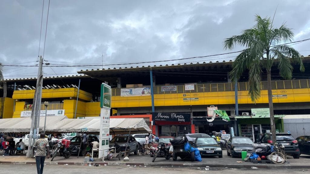 Côte d’Ivoire : la plus célèbre friperie d’Abidjan démolie au nom de «l’ordre urbain»