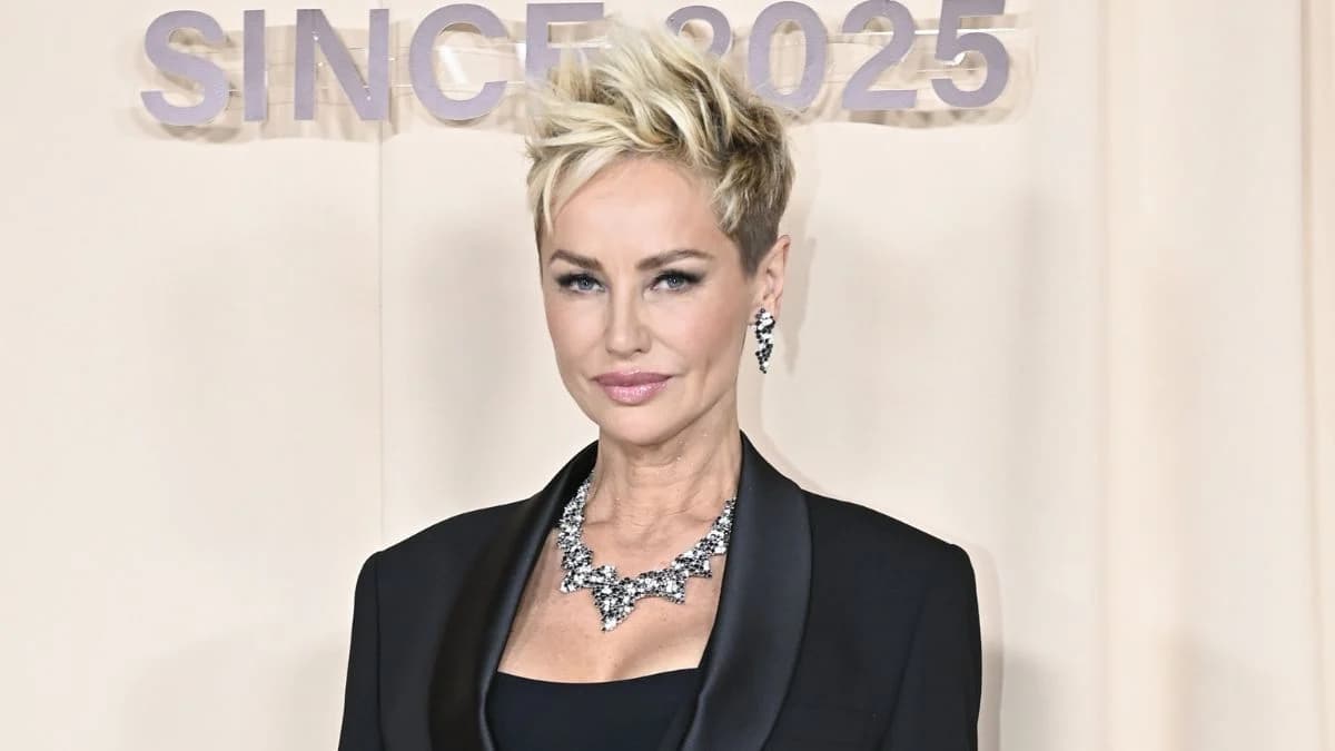 après avoir coupé ses cheveux, elle ose un dégradé encore plus court à la garçonne