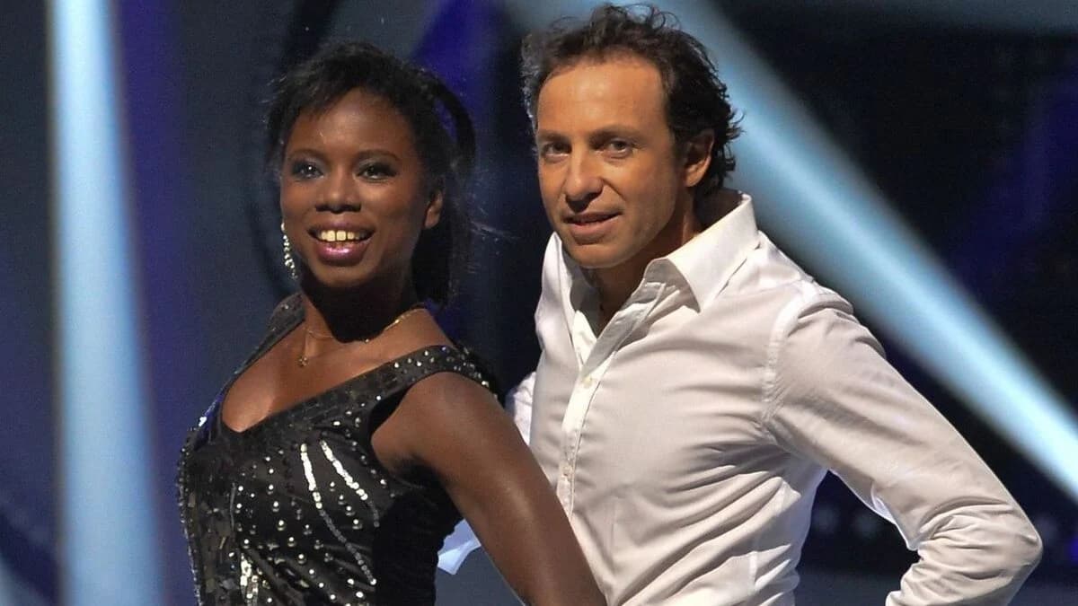Philippe Candeloro torse nu aux côtés de Surya Bonaly lors d’une exhibition