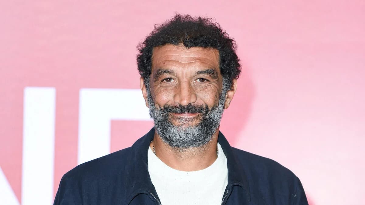 Ramzy Bedia prononce « On la connaît ta Roumaine » lors d’un épisode avec Bigflo