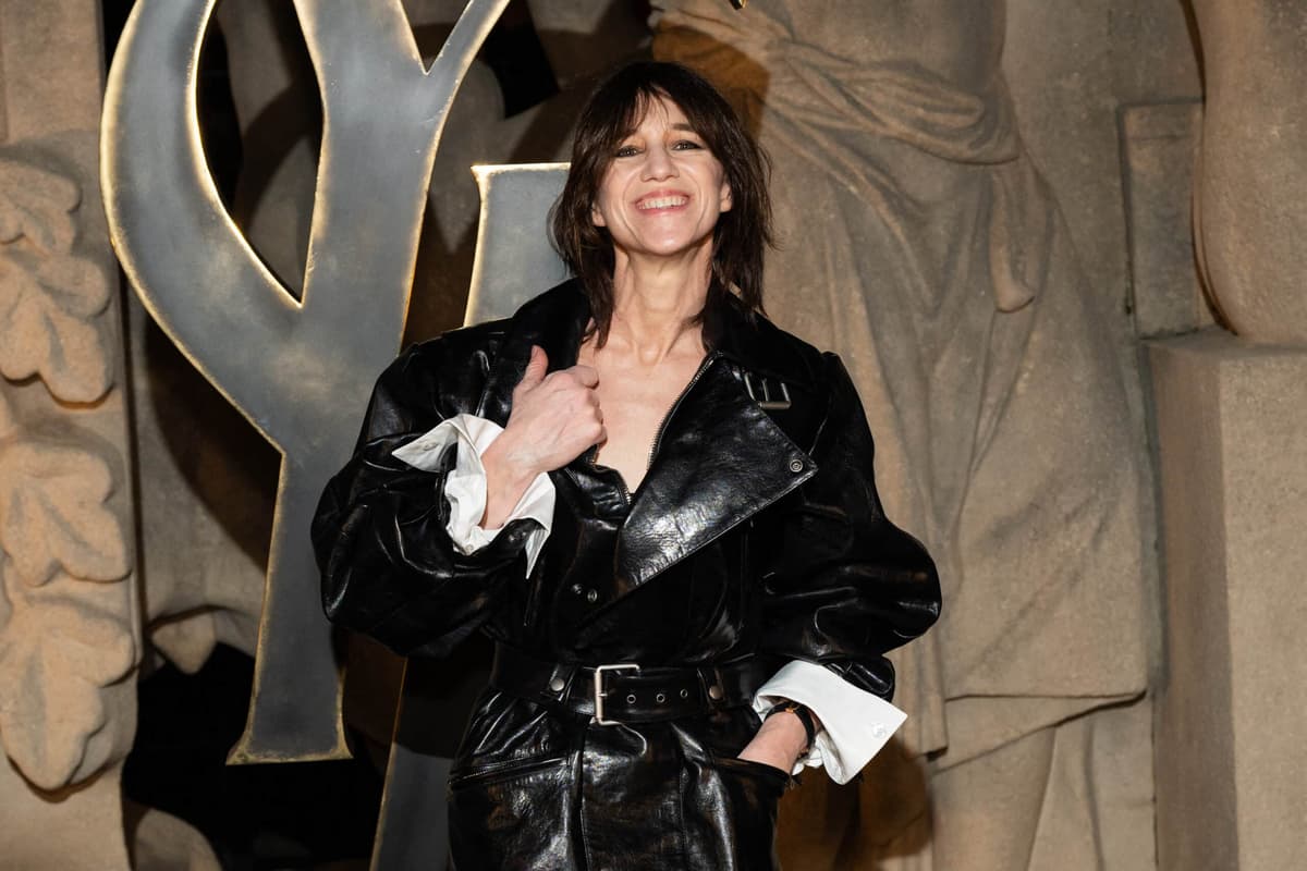 Charlotte Gainsbourg visée par des moqueries pour sa démarche au défilé Saint‑Laurent