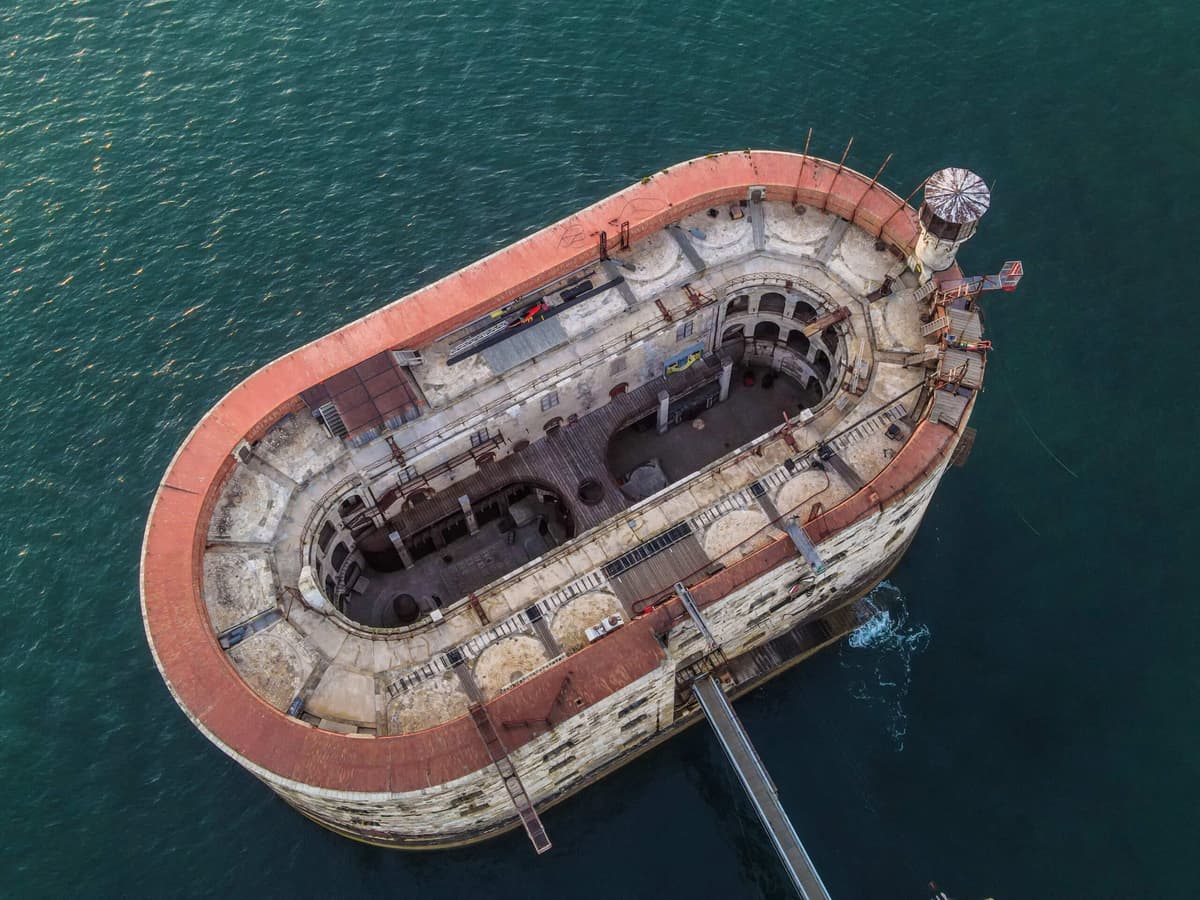 Anne Holmes souhaite un Meurtres à… à Fort Boyard où un homme est assassiné