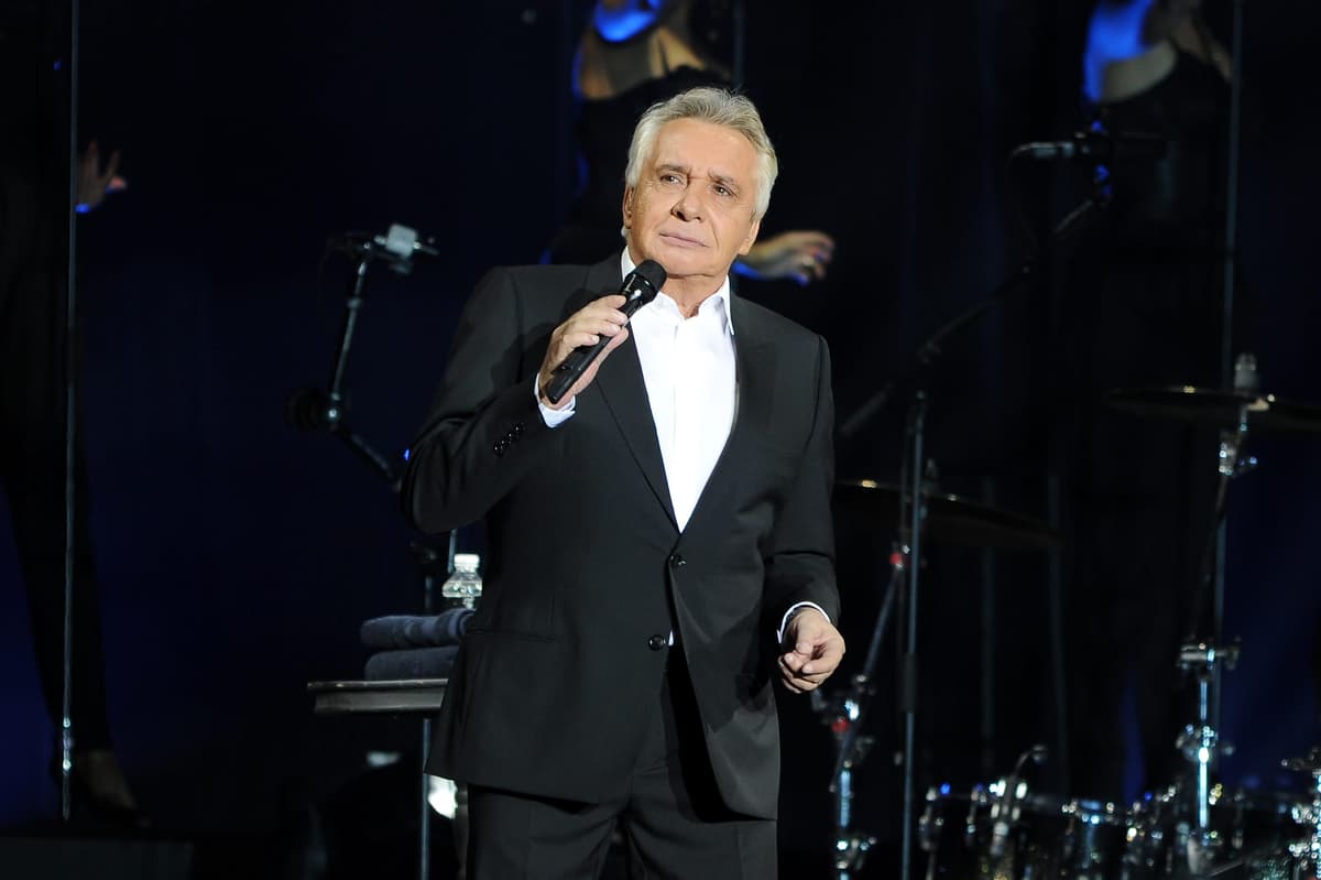 Michel Sardou et son épouse reçus par un restaurant à Bormes‑les‑Mimosas