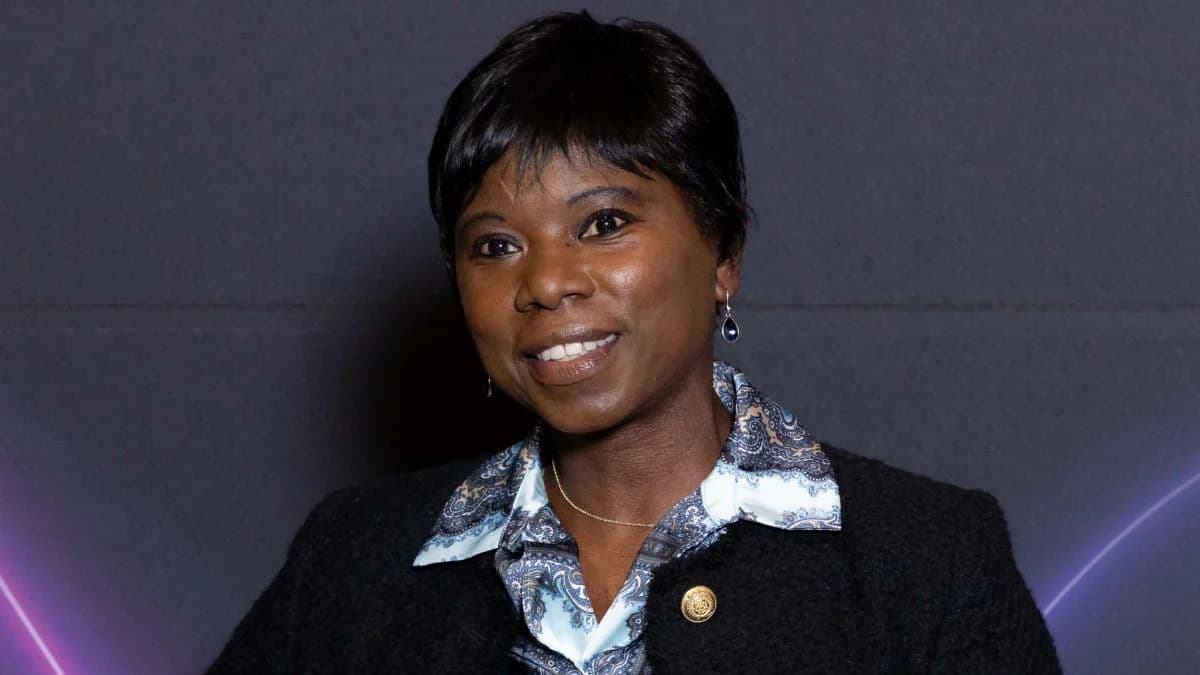 Surya Bonaly au défilé Chanel : coupe garçonne et jupe fendue