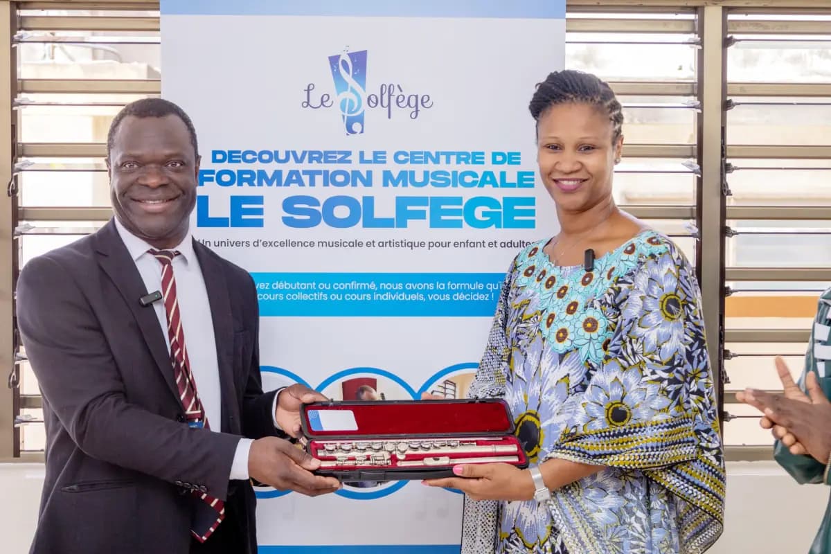 Le Consul du Bénin à Liège, le Dr Benoît Akando appuie Le Solfège Bénin avec un don d’instruments