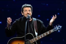 Patrick Bruel, visé par des accusations de viols, quitte les Enfoirés après 33 ans