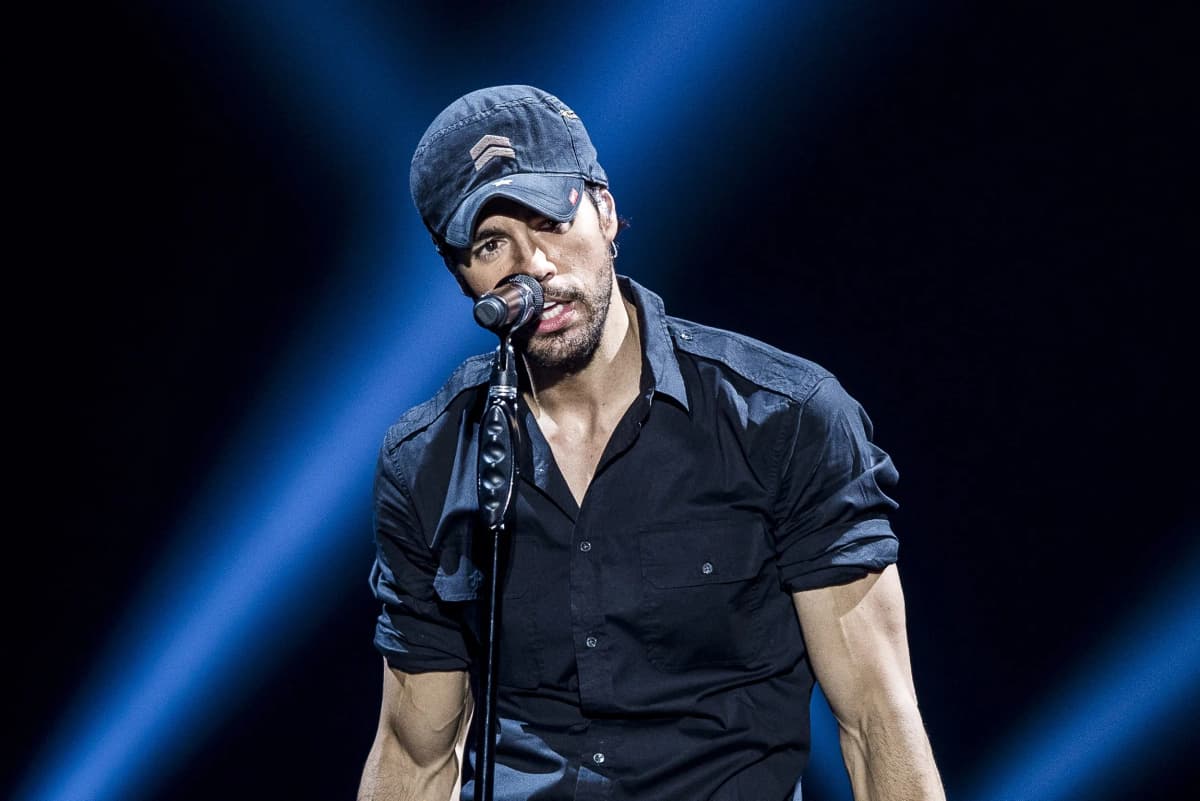 Enrique Iglesias agressé sexuellement par une fan ? Le chanteur publie une vidéo