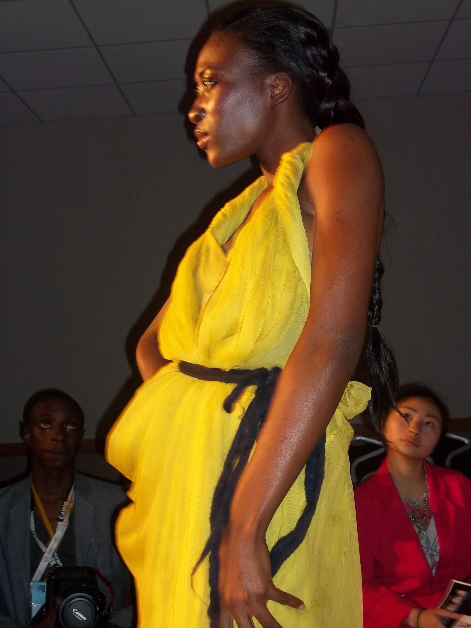 Mannequin sur un podium de la London Fashion Week