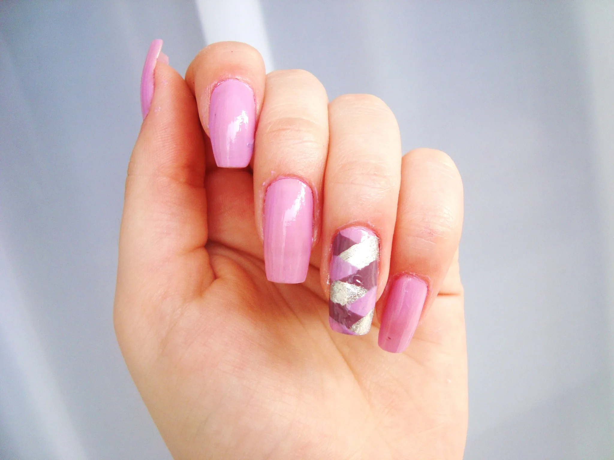 Manucure rose translucide, illustration de la tendance milky nails