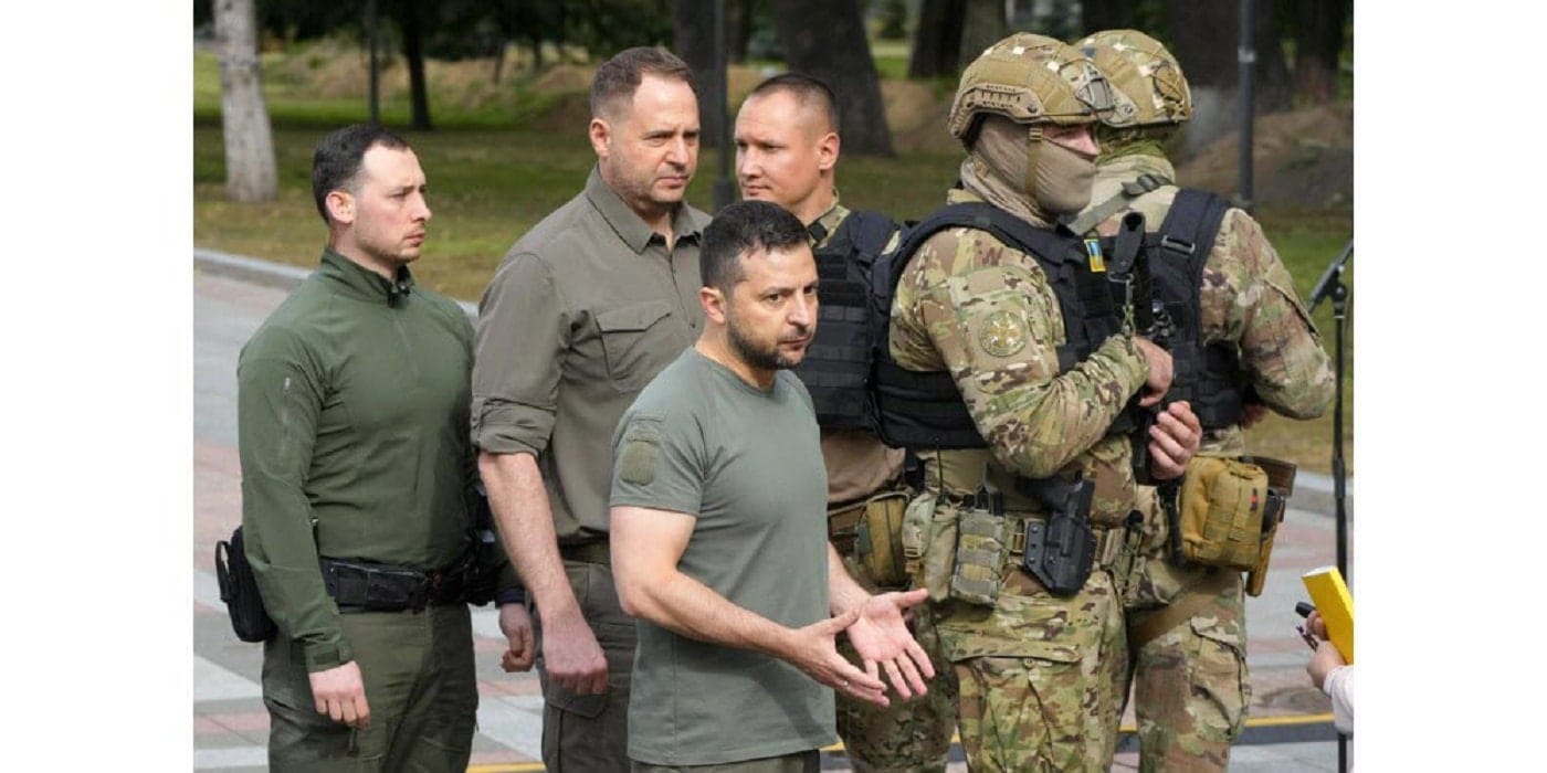 Ukraine: des missiles russes explosent à 150m de Volodymyr Zelensky