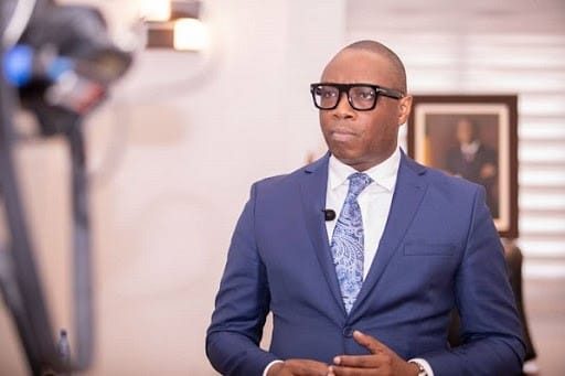 Bénin: Alain Orounla nettoie les abords des trottoirs en pleine nuit à Cotonou