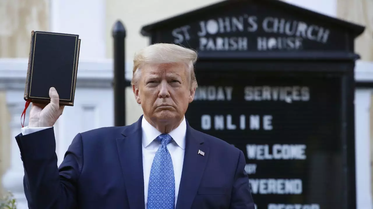 Pour rembourser ses dettes, Donald Trump se lance dans la vente de Bibles