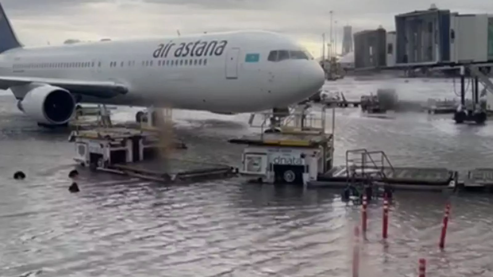Duba௠– Inondations: Un an de pluie en moins d’une journée (Images)