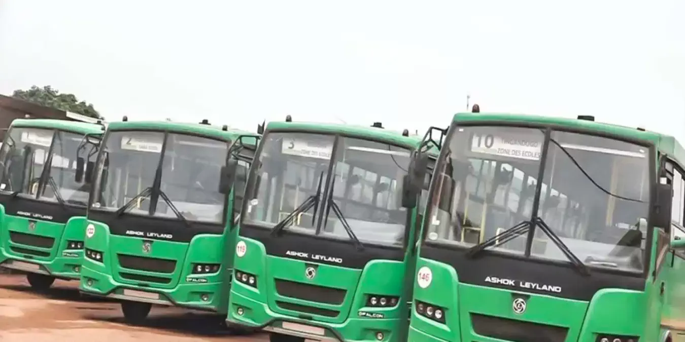 Enseignement supérieur au Bénin: mise en circulation de 63 bus neufs pour révolutionner le transport des étudiants à travers 12 villes