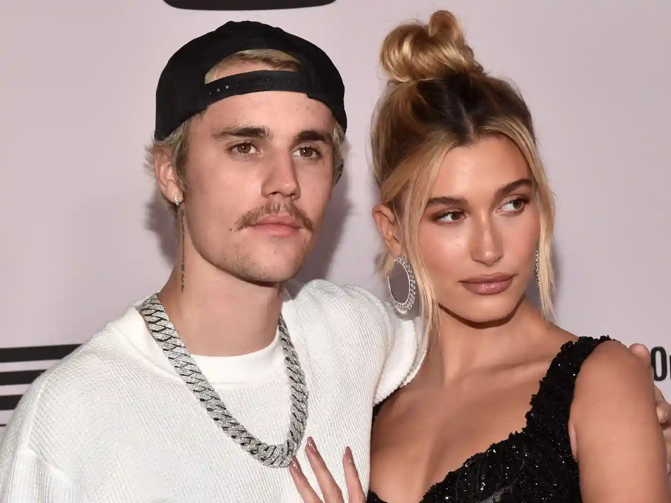 Justin et Hailey Bieber dévoilent une séance photo intime pour la première couverture de WYouth