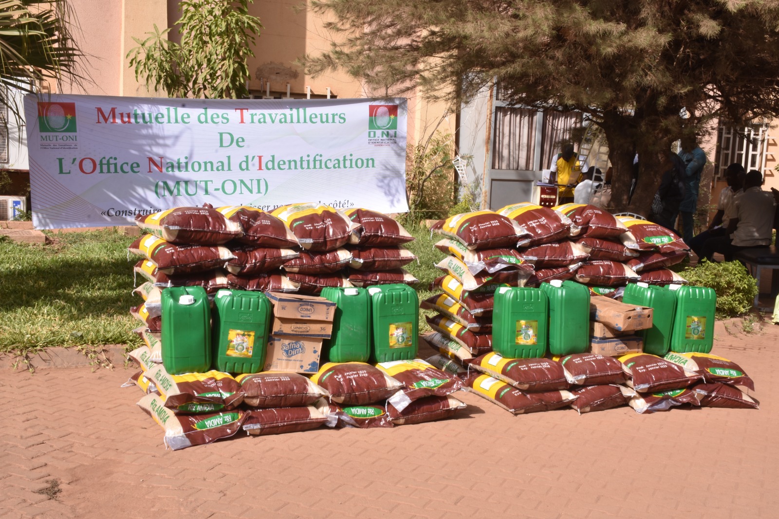 Burkina Faso : Office national d’identification remet des vivres aux veuves et orphelins des FDS tombées sur le champ de bataille