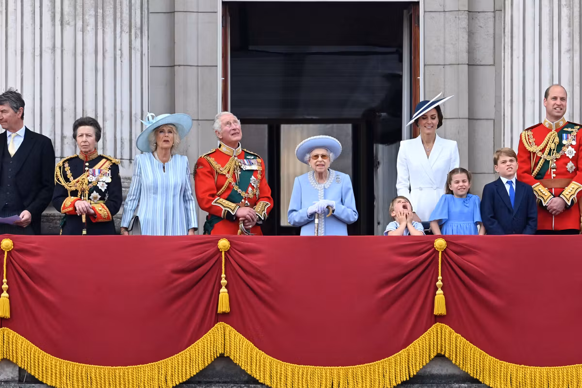 La reine acclamée au balcon de Buckingham pour les 70 ans de règne