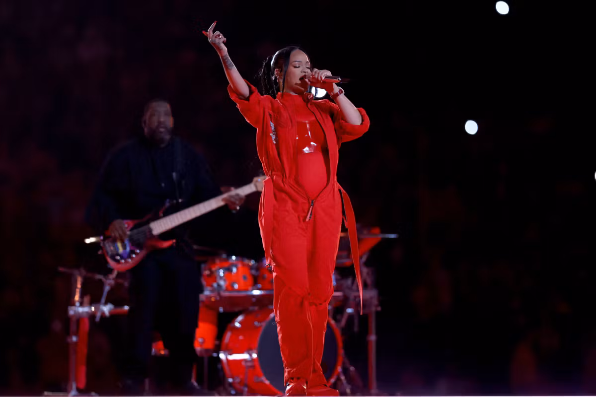 Rihanna, à nouveau enceinte, se produit sur scène