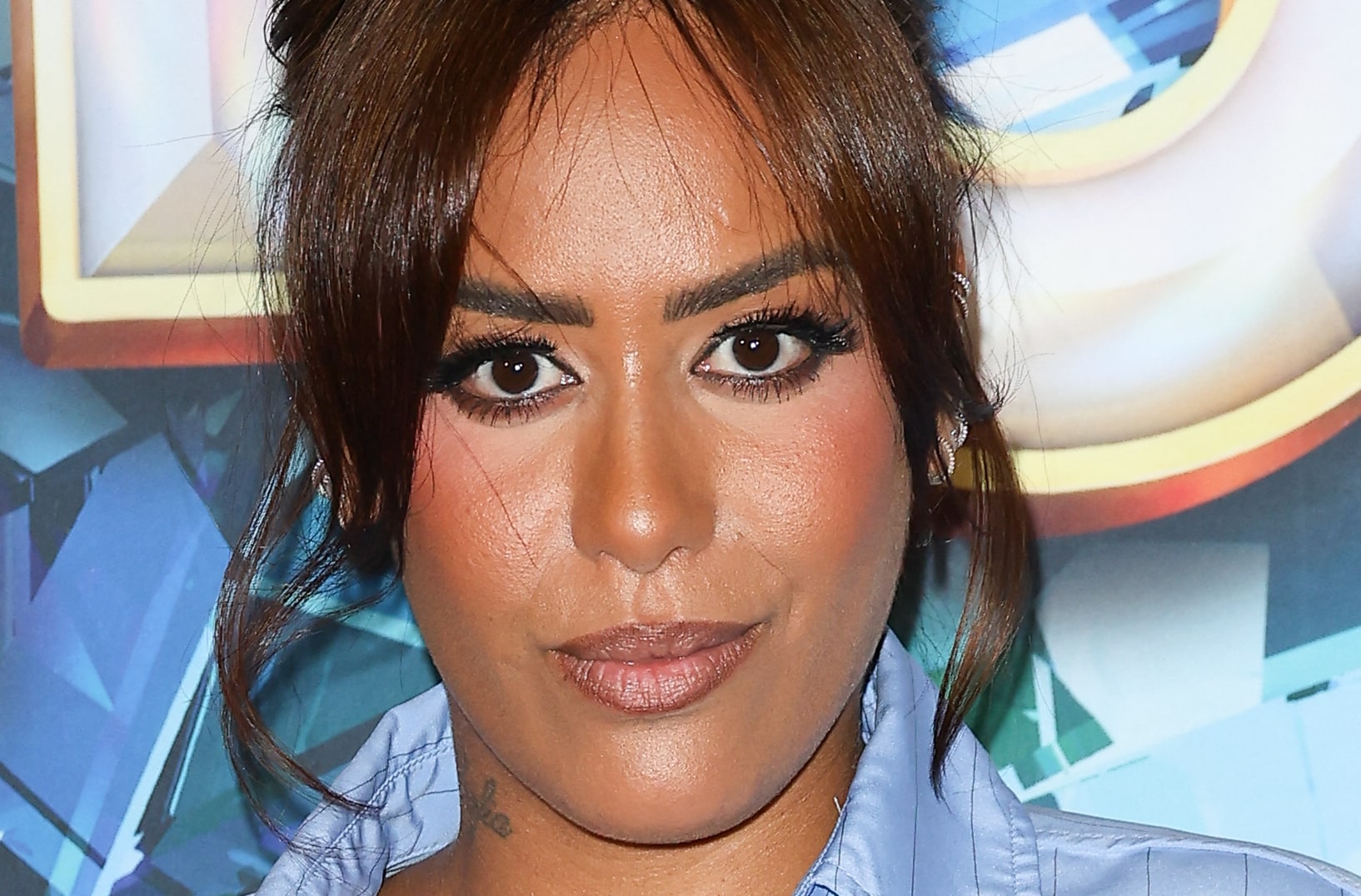 Amel Bent qualifie Les Enfoirés de « ridicule »