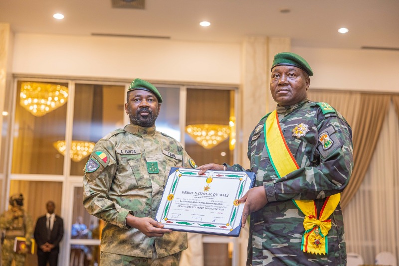 Mali : Koulouba remet la Grand-Croix à Traoré et Tiani