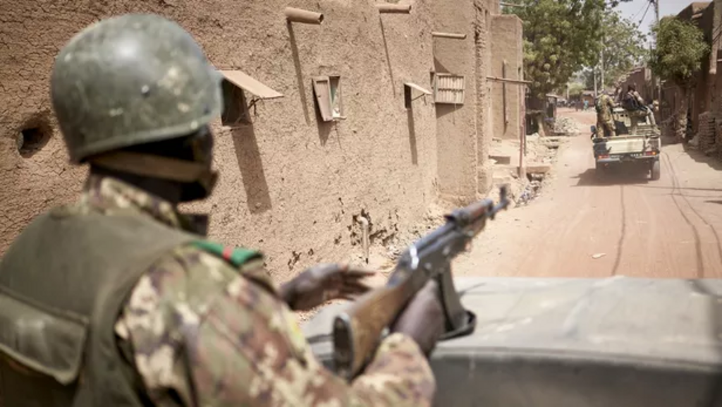 Mali: des coups de feu signalés dans plusieurs villes stratégiques du pays