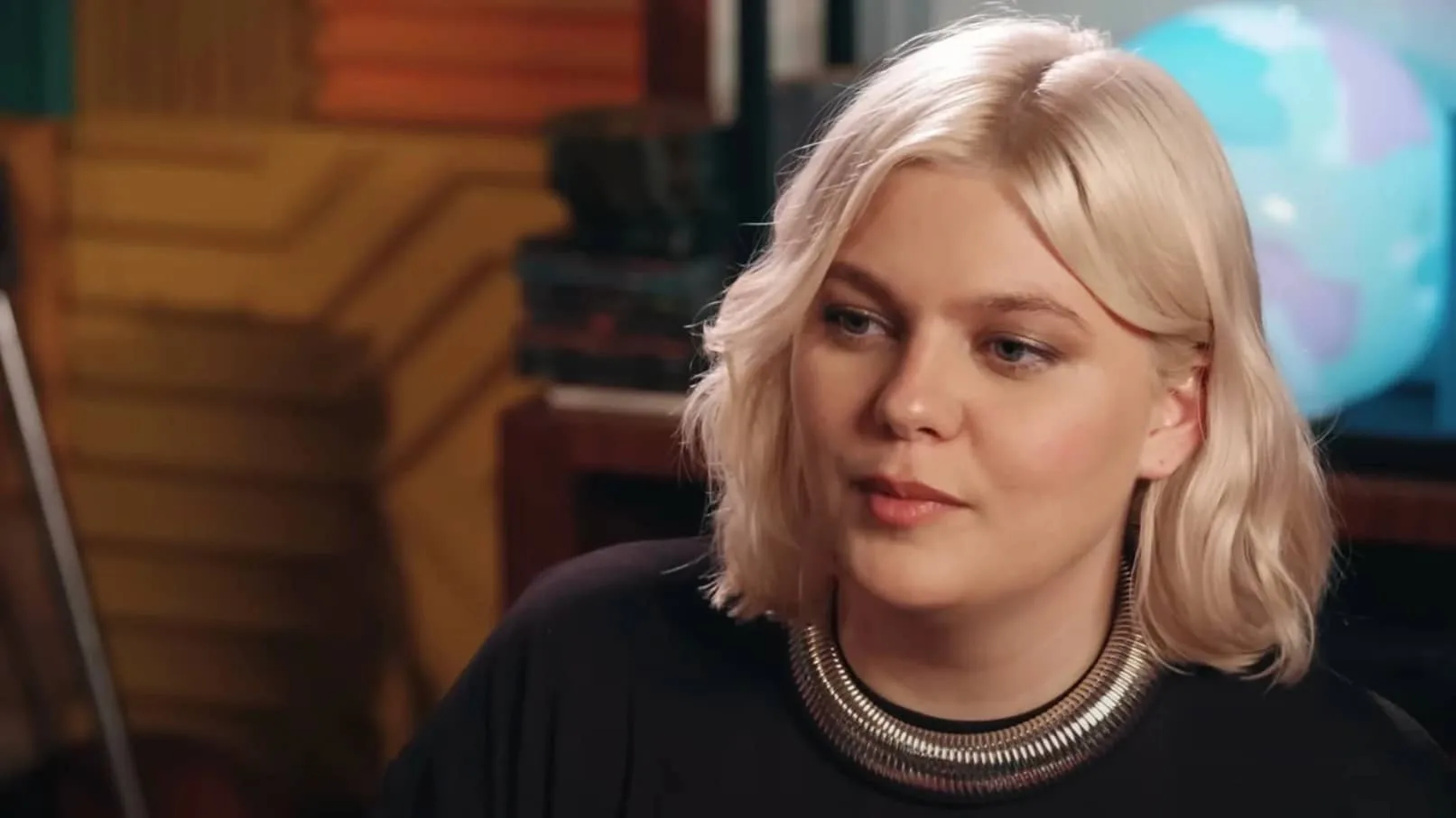 Louane apparaît dans une publication de Sephora France pour Charlotte Tilbury, selon Purepeople