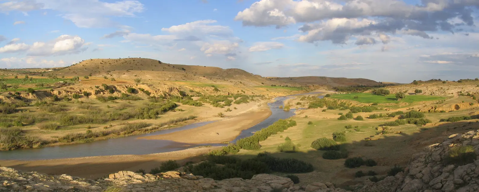 Tunisie : l’État plafonne les prix de l’eau minérale en pleine tension d’approvisionnement