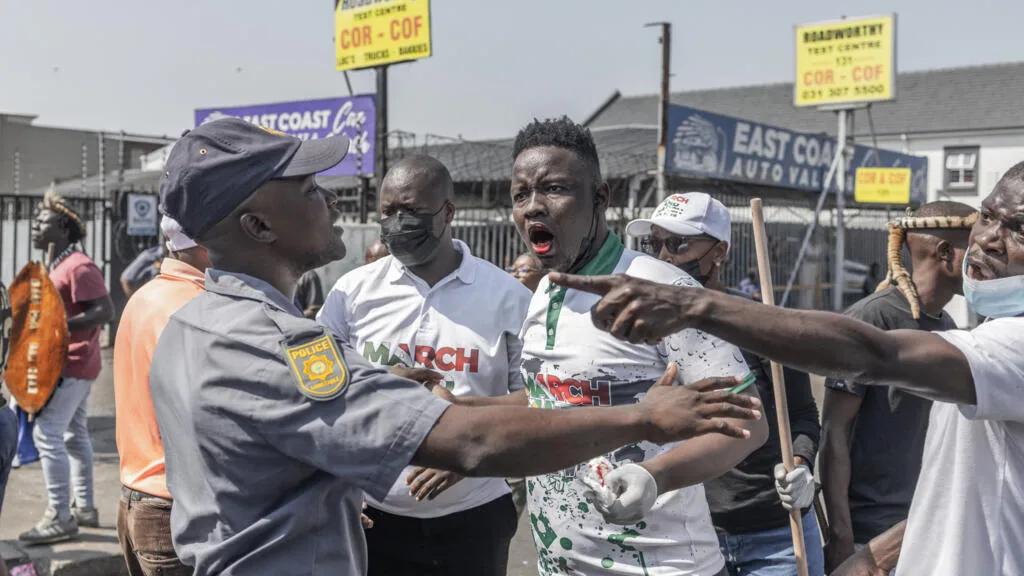 Afrique du Sud : violents affrontements à Durban après l’attaque d’un campement de réfugiés par des militants anti-immigration
