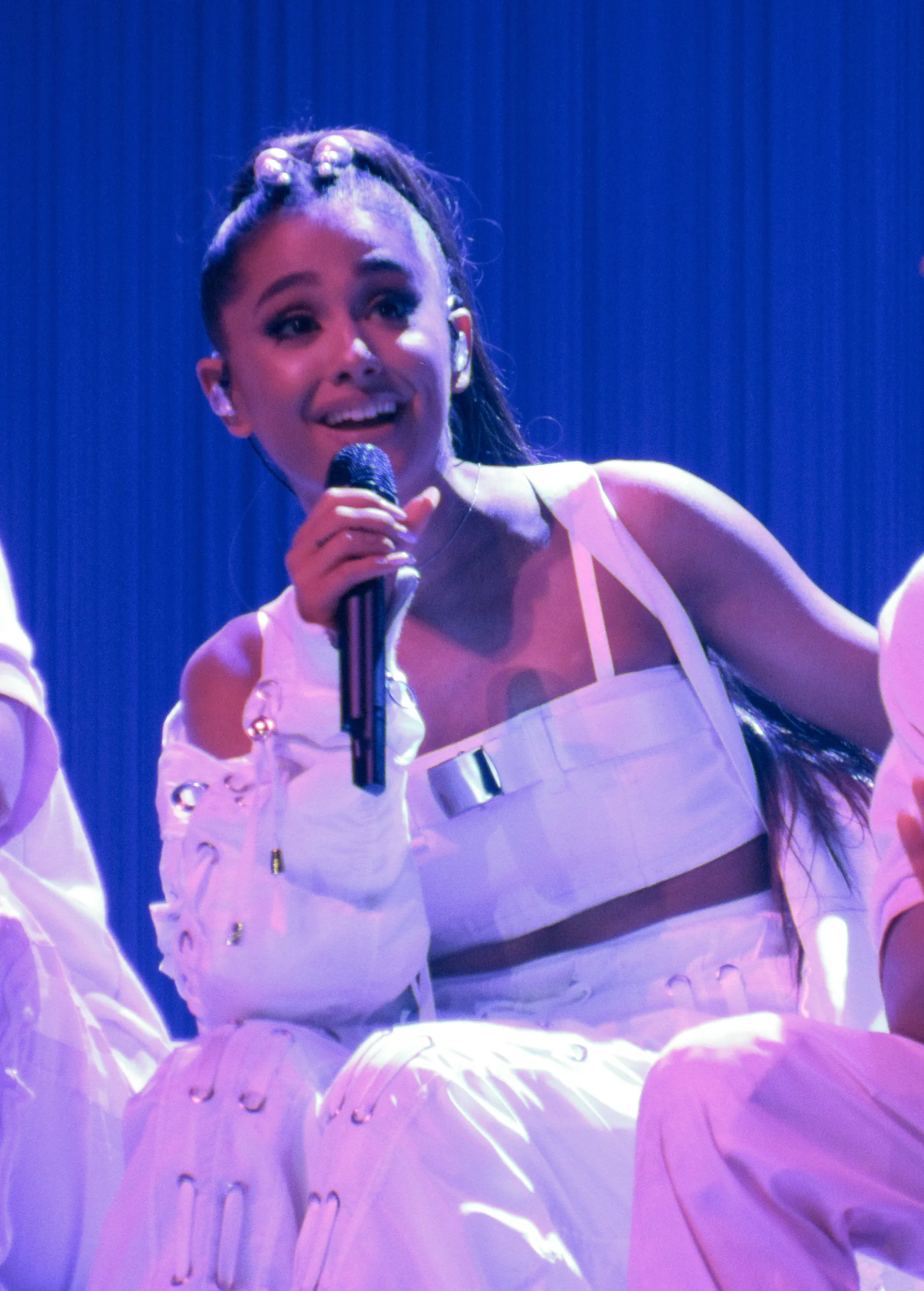 Ariana Grande embrasse Ricky Alvarez dans sa vidéo de fin de tournée