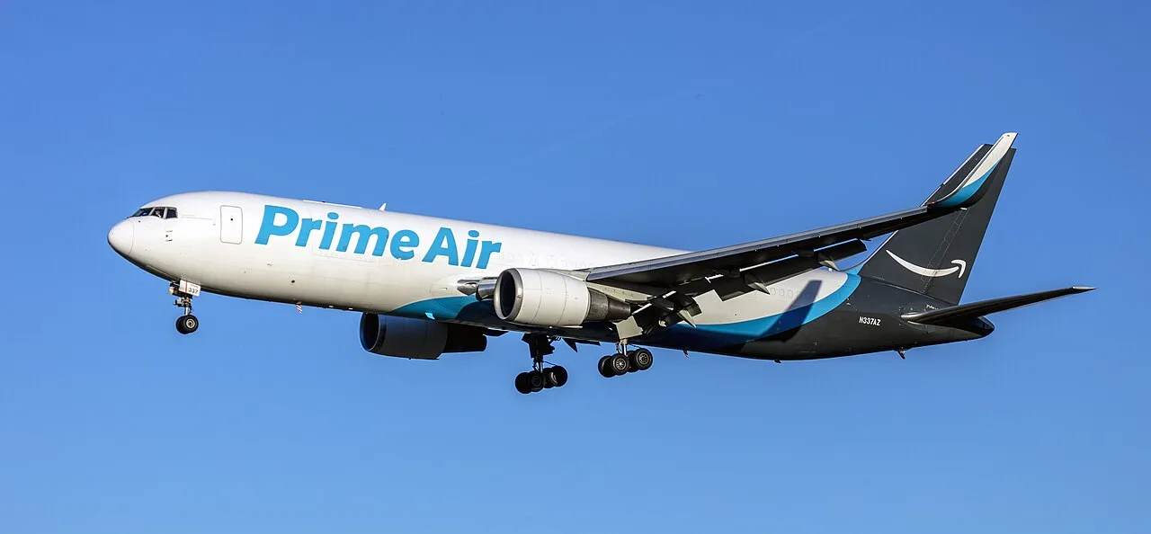 Miami : un avion cargo Amazon Air sort de piste, cinq morts