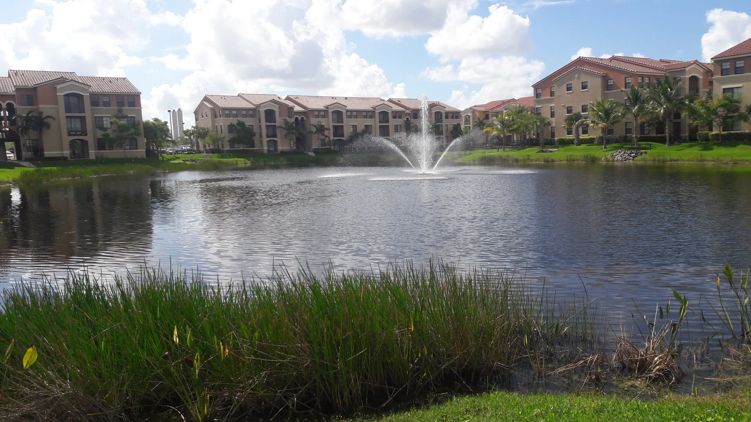 Floride : un homme découvert sous le lit d’un couple dans un hôtel