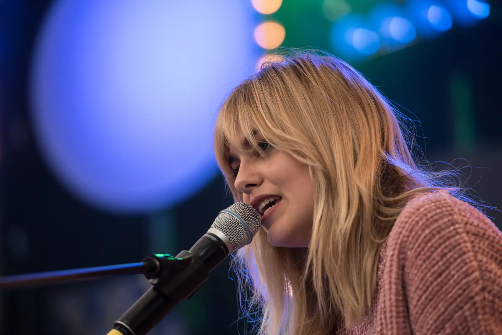 Louane évoque son lien avec Lio dans C à vous la suite