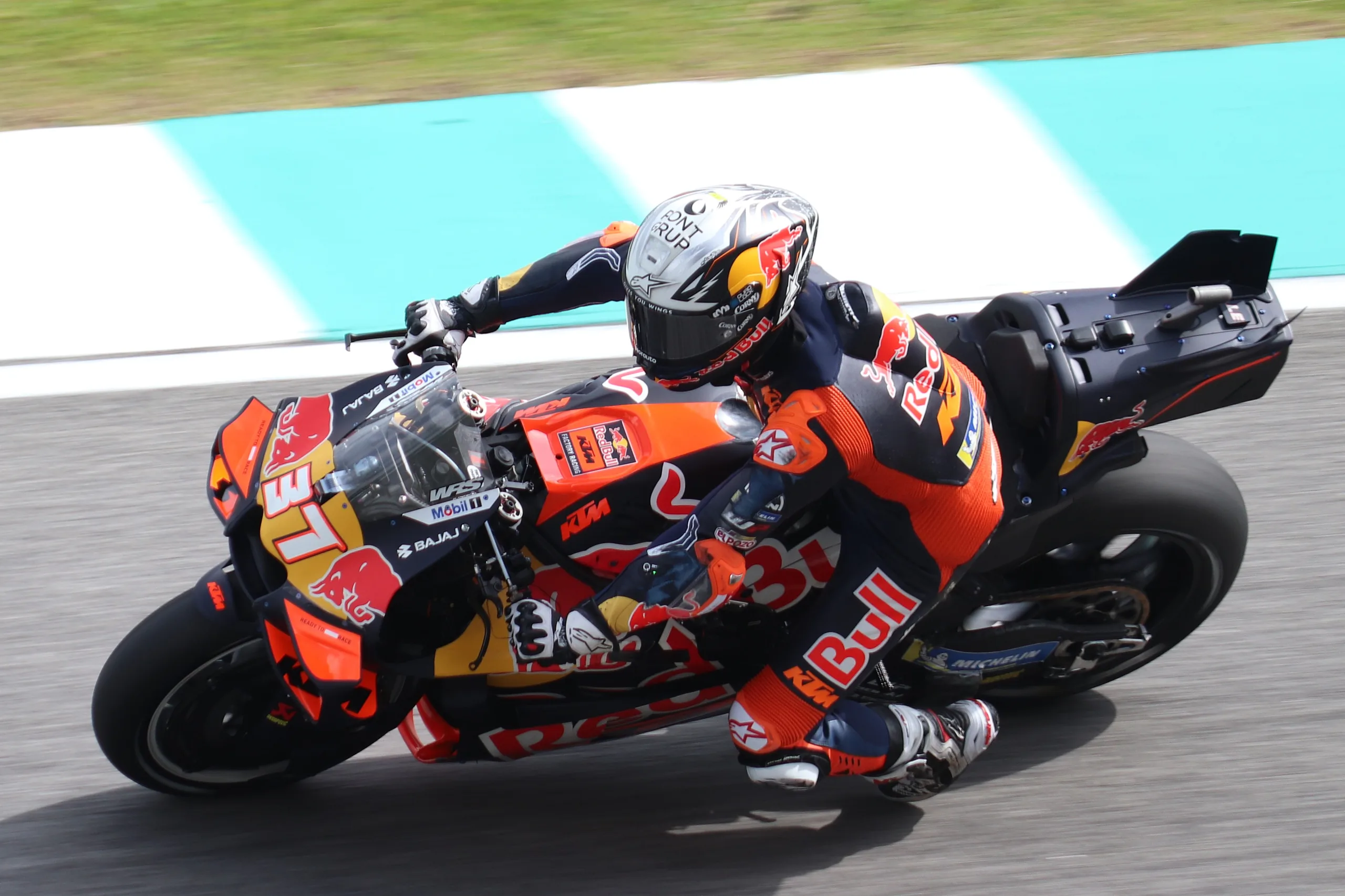 Acosta décroche sa première victoire en MotoGP, KTM gagne à domicile