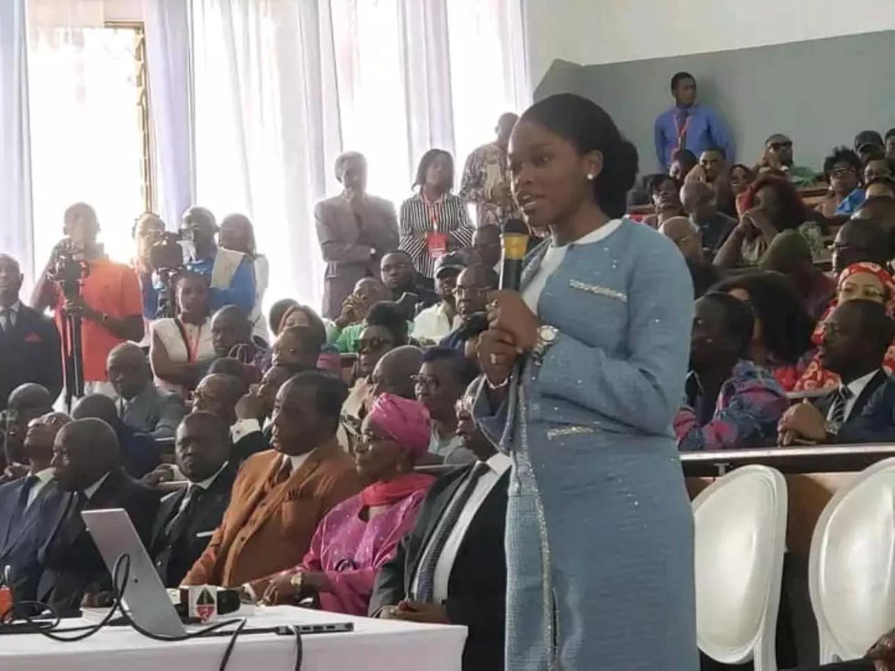 Indira Baboke: la chanteuse soutient sa thèse de doctorat en médecine