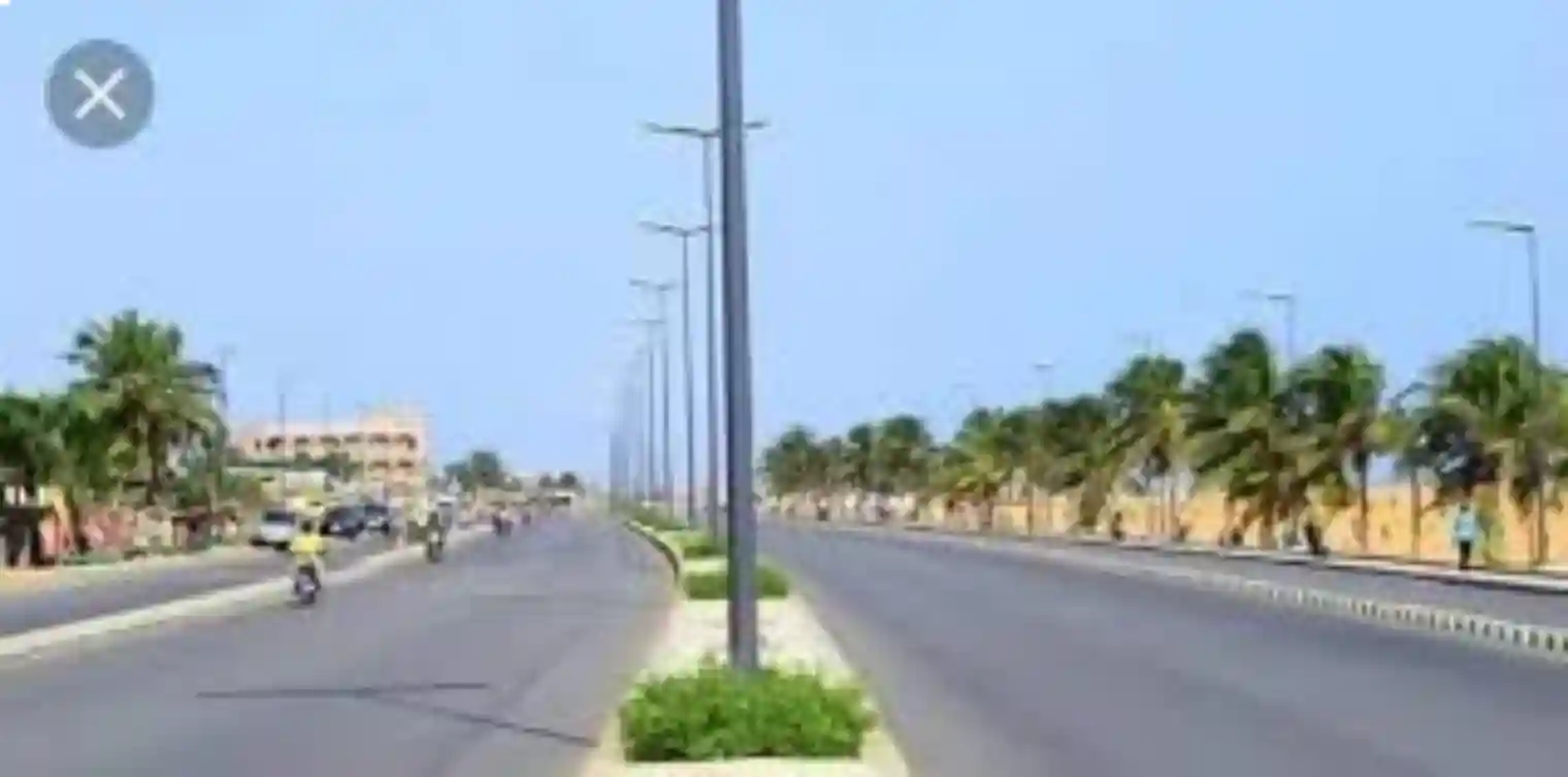 Benin: No parking on the sidewalks of the Route des Pêches
