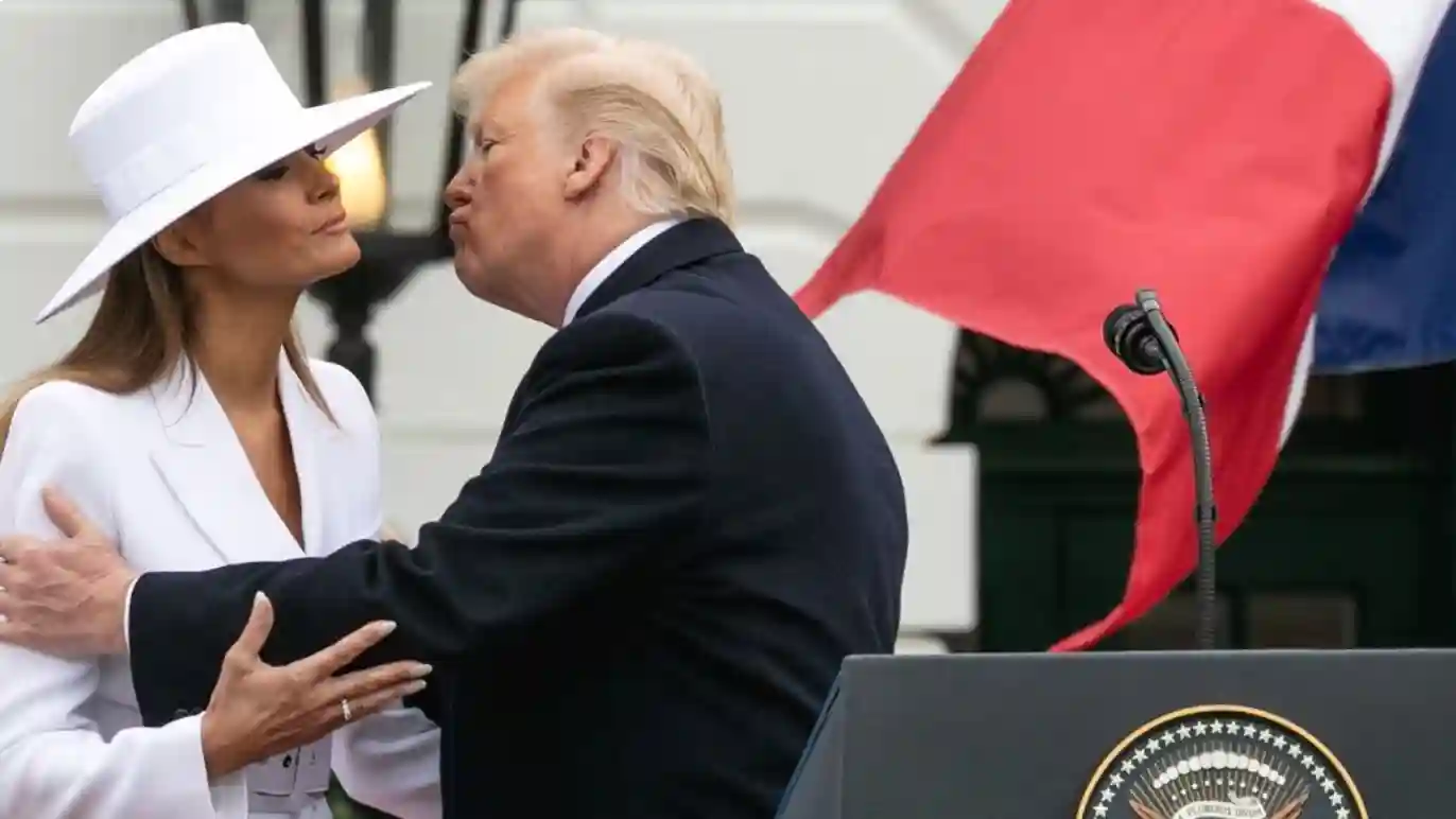 Melania Trump affectionate with Donald: the hand-holding that raises questions upon their arrival in England