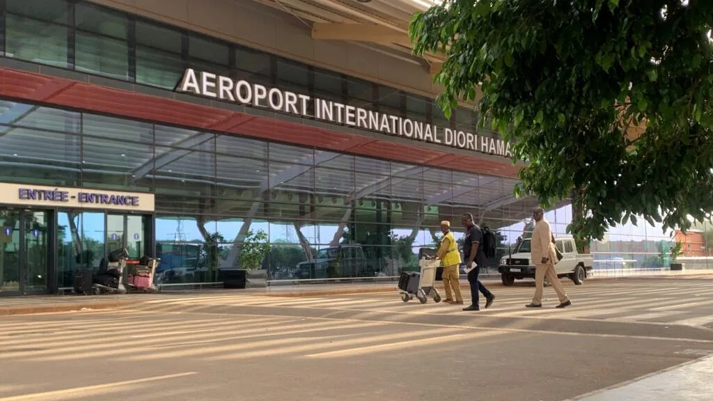 Niger: after the gunfire at Niamey airport, flights are continuing as normal.